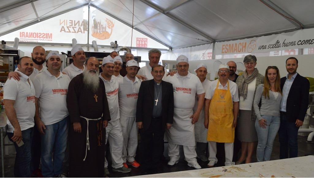 Da sinistra: il Vescovo di Harar Mons Pagano e Mons Delpini con i panificatori