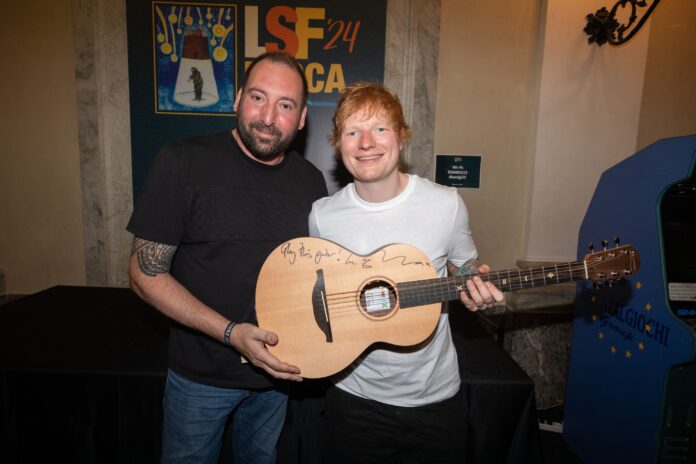 Damiano Cavadi con la chitarra e Ed Sheeran [Credit Mark Surridge]