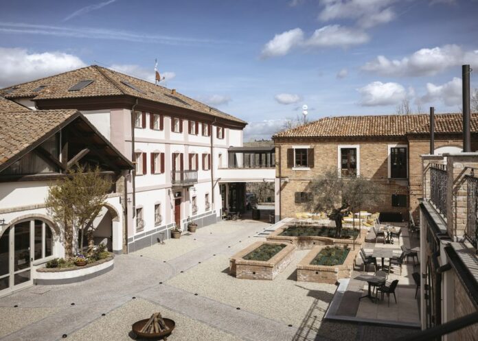 ALMARANTO, l'esterno