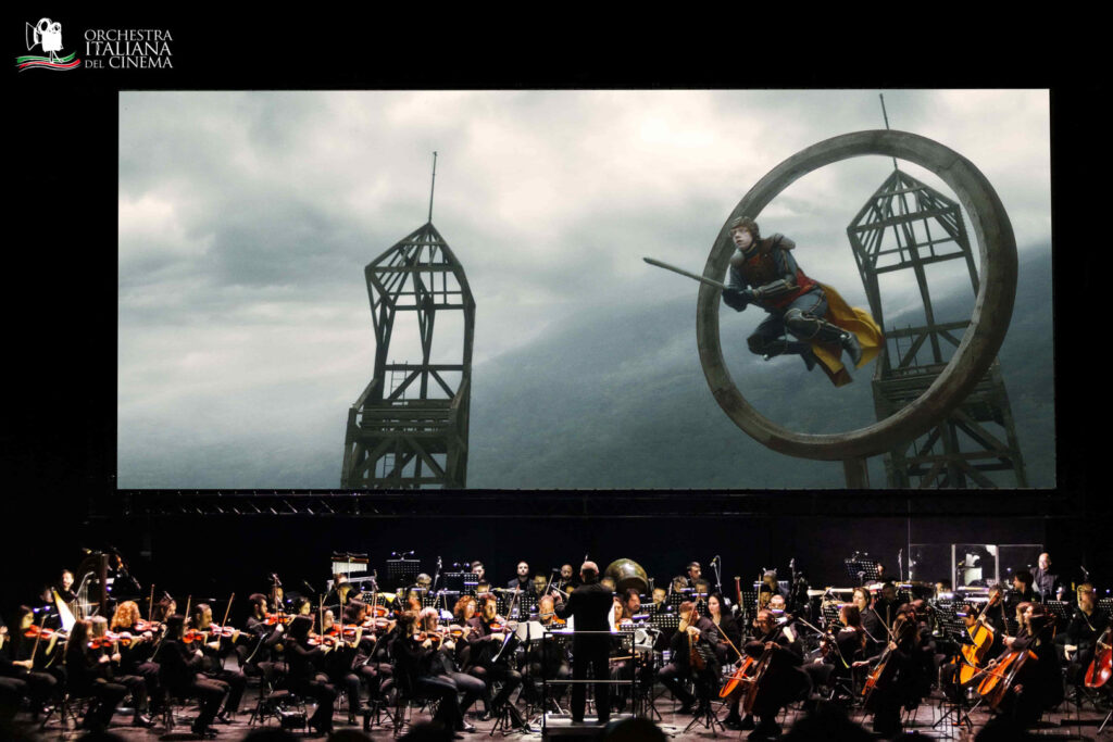 Sul palco, una scena del film "Harry Potter e Il Principe Mezzosangue", con l'Orchestra Italiana del Cinema