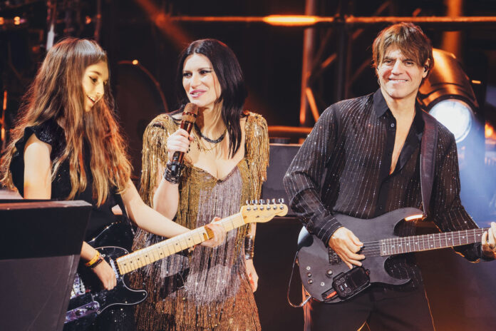 Laura Pausini, Paolo e Paola Carta sul palco